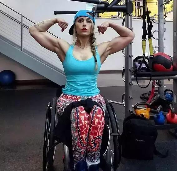她带着轮椅做“引体向上”，她才是这个世界上最性感的健身女神！
