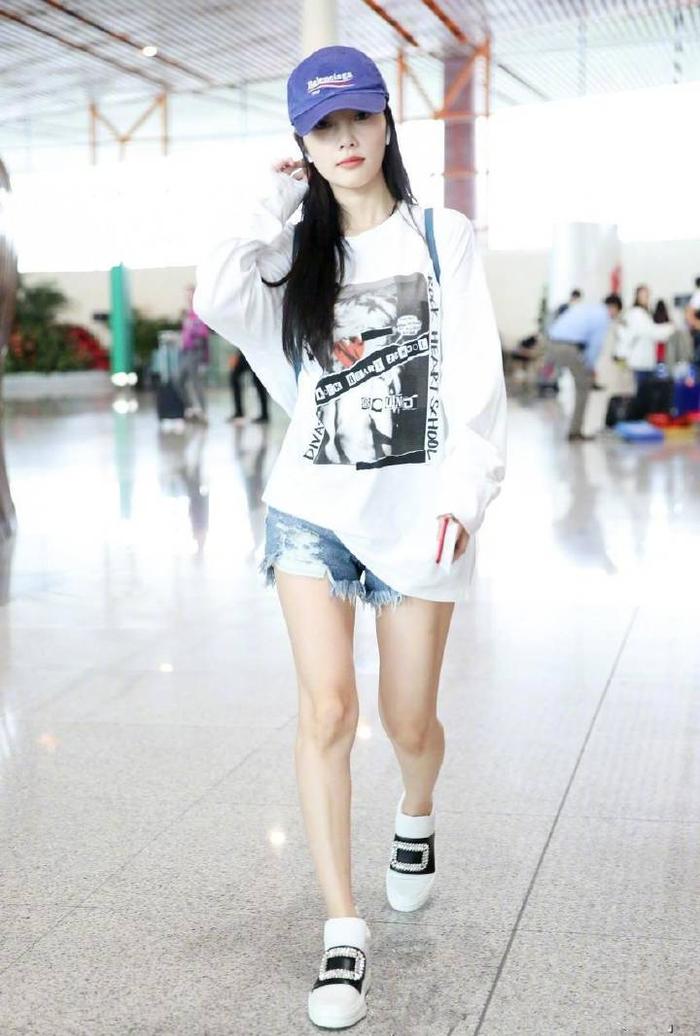 李小璐现机场，一条裤头惹人醉，网友：审美还停在90年代？