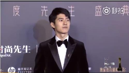2017时尚先生：陈柏霖比杨洋帅多了，张艺兴的耳环真的闪耀全场！