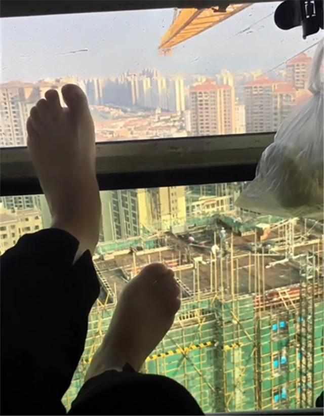 90后单身塔吊女司机：高空上厕所难，无聊到脱鞋光着脚丫玩