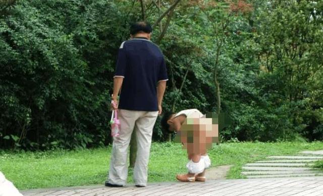 撒尿的女孩 