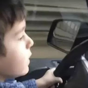 最火的开车路上的视频 w300h300t50a7d.jpg