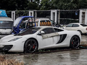 338万迈凯伦停农用车旁，