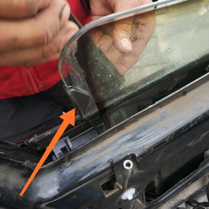 13万公里的华普汽车来厂拆门板, 只因车窗玻璃少了一个塑料卡子!