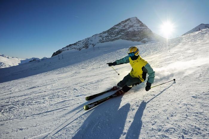 张家口学院把滑雪规定为大一新生必修课，这也是国内首家滑雪学校