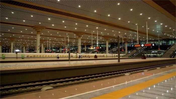 中国最大火车站，占地面积70万平方米，投资超180亿的特等站！