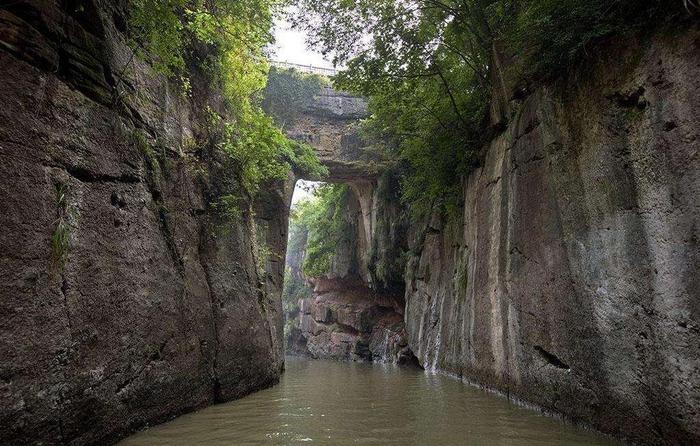溧水天生桥, 现仅存的古代人工运河上, 横跨两岸巨石而成的天生桥