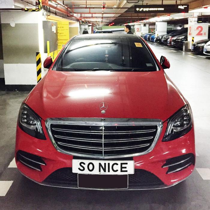 香港车库惊现红色奔驰S，车牌比车还亮眼！