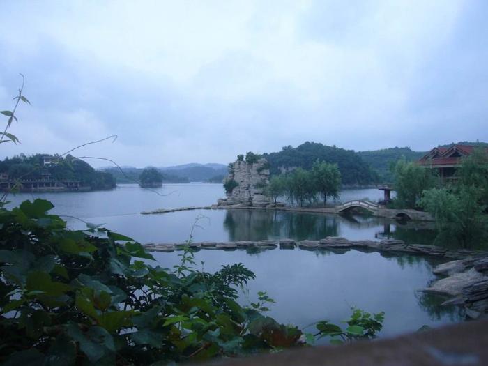 百花湖，这里湖水澄澈透明，风景秀丽，因此它有“小桂林”之称哦