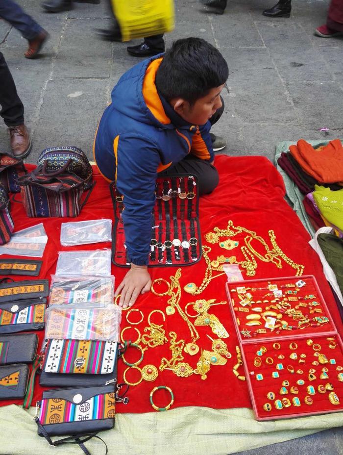 青藏高原上的年味：藏族金银饰品直接摆地摊上