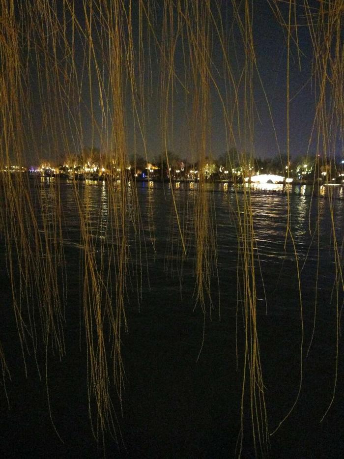 大明湖夜景美丽迷人，如梦似幻的灯光让大明湖畔既温暖又靓丽