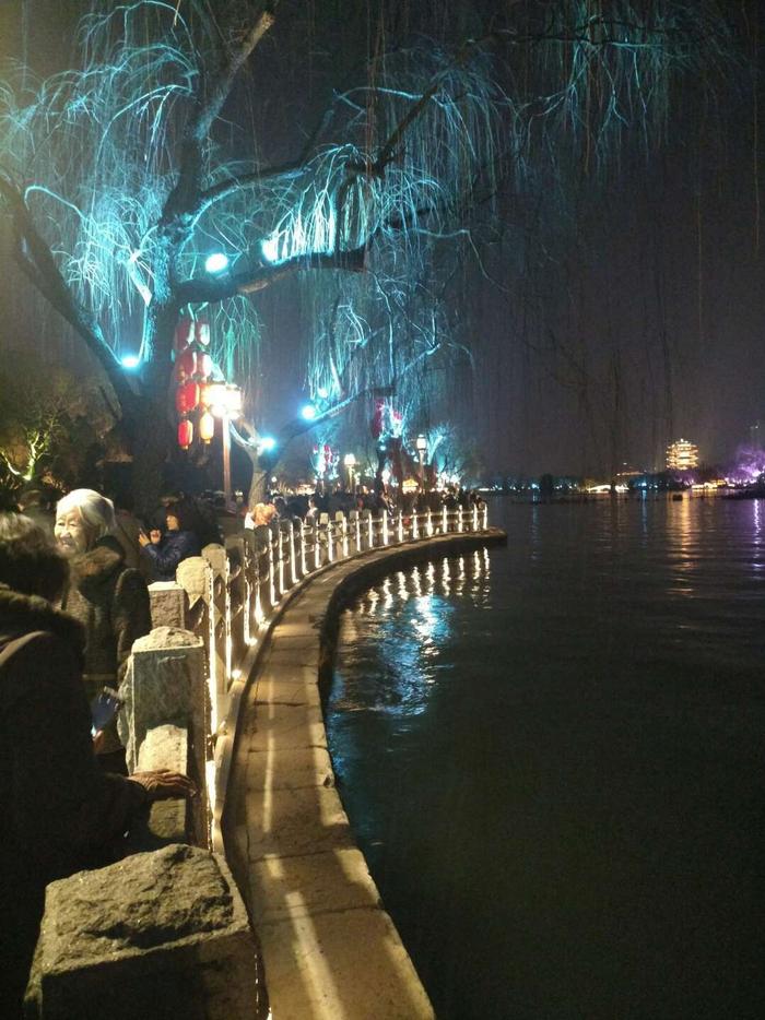 大明湖夜景美丽迷人，如梦似幻的灯光让大明湖畔既温暖又靓丽