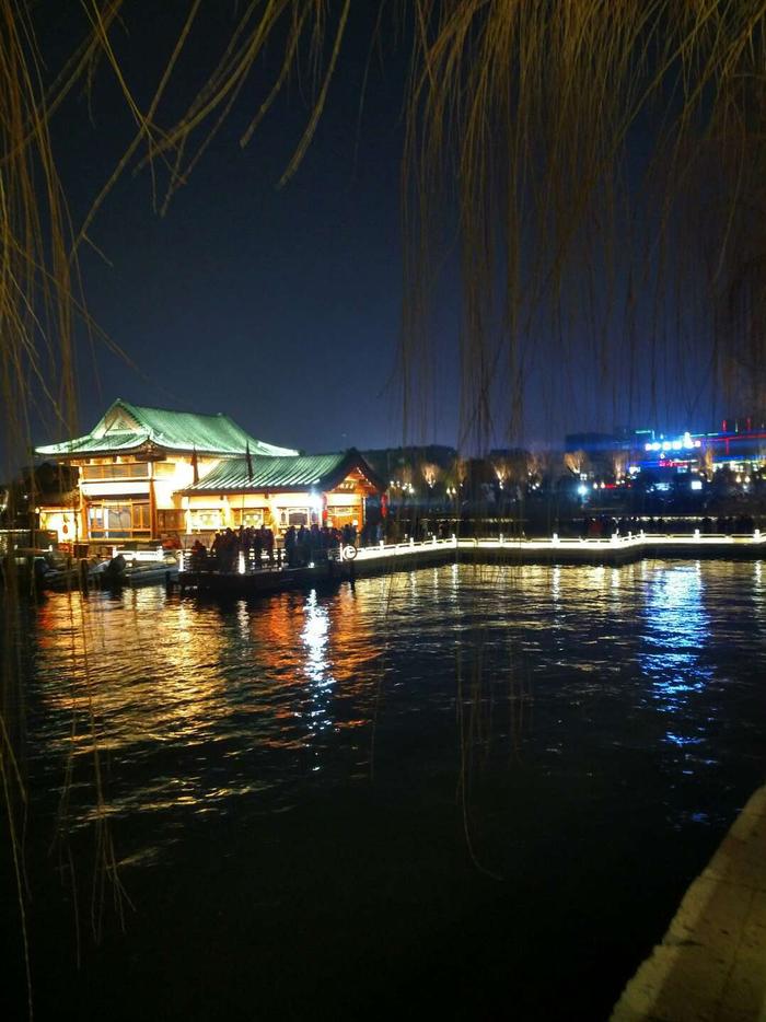 大明湖夜景美丽迷人，如梦似幻的灯光让大明湖畔既温暖又靓丽