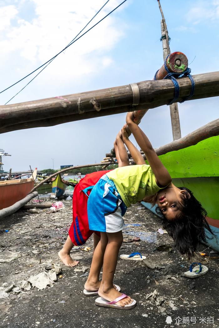 小朋友们在垃圾运河中游泳，他拍摄了菲律宾贫民窟的另一面！