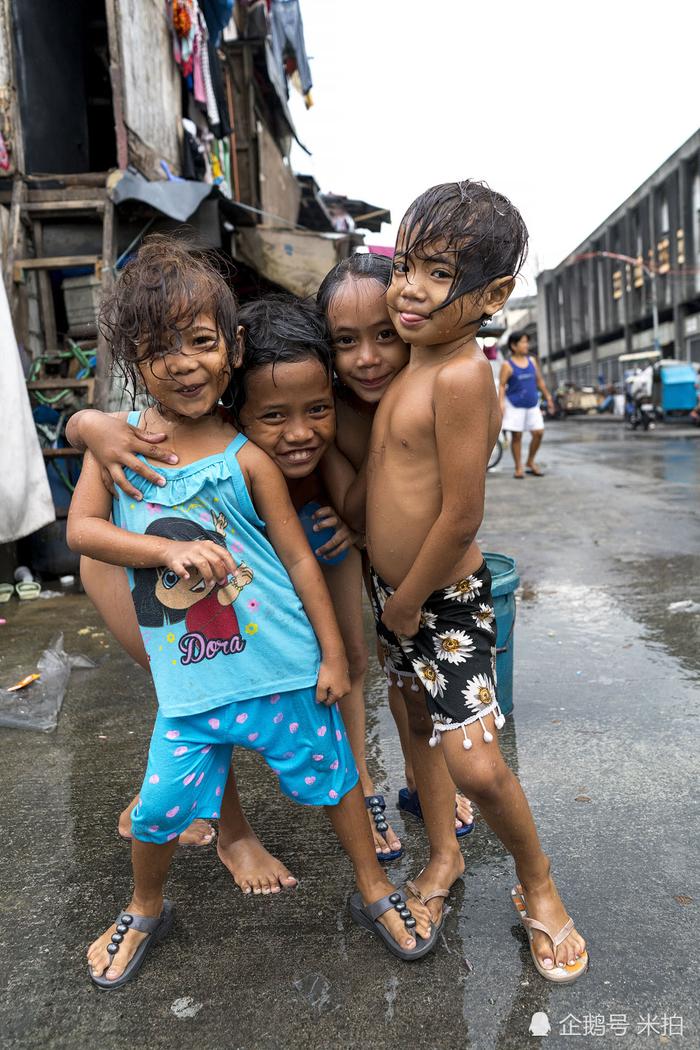 小朋友们在垃圾运河中游泳，他拍摄了菲律宾贫民窟的另一面！