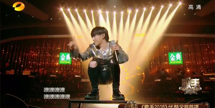 《歌手》华晨宇舞台有亮点，节目组准备板凳原来这个意思！