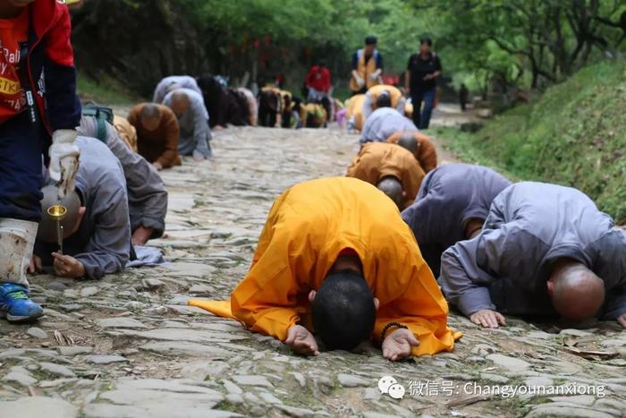 梅关古道迎来了一支三步一叩首的队伍