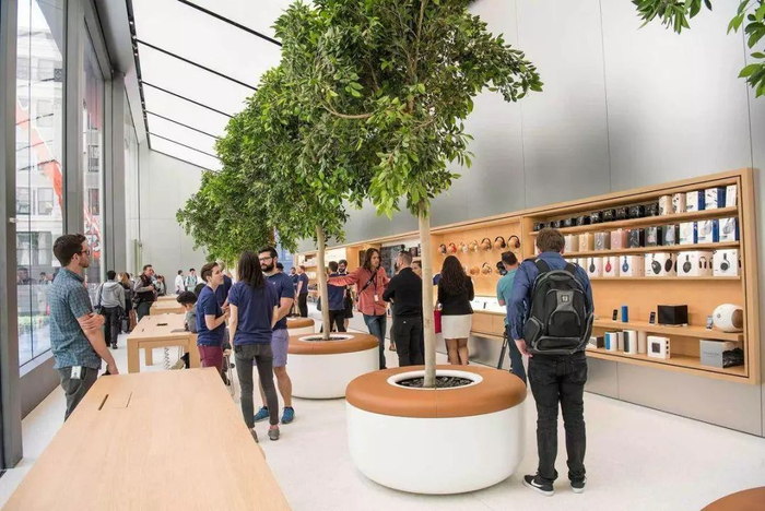 Apple Store中的天才林,图片来自Bloomberg