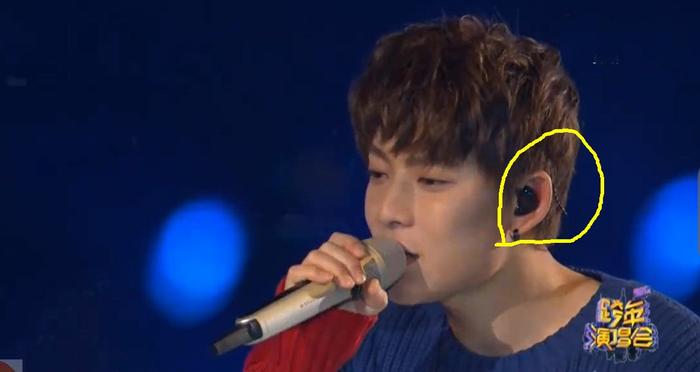 陈翔跨年演唱会耳返戴在左侧，网友：左朵失聪是假的？