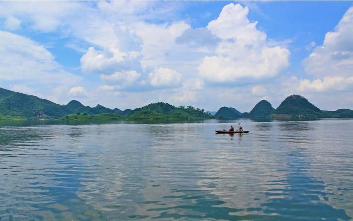 百花湖，这里湖水澄澈透明，风景秀丽，因此它有“小桂林”之称哦