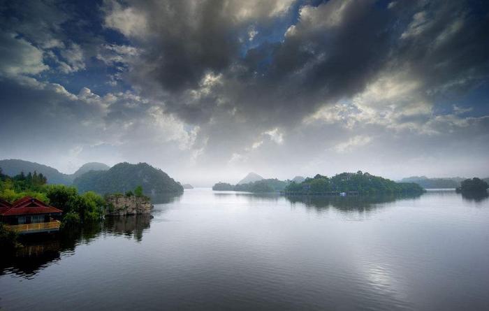 百花湖，这里湖水澄澈透明，风景秀丽，因此它有“小桂林”之称哦