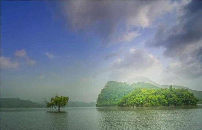 百花湖，这里湖水澄澈透明，风景秀丽，因此它有“小桂林”之称哦