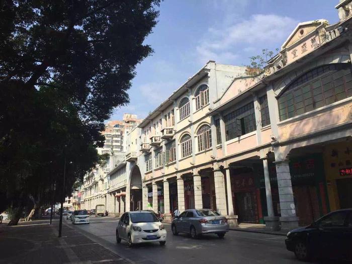 江门有一条民国骑楼古街, 是江门的商业老区, 曾有"小广州"之称
