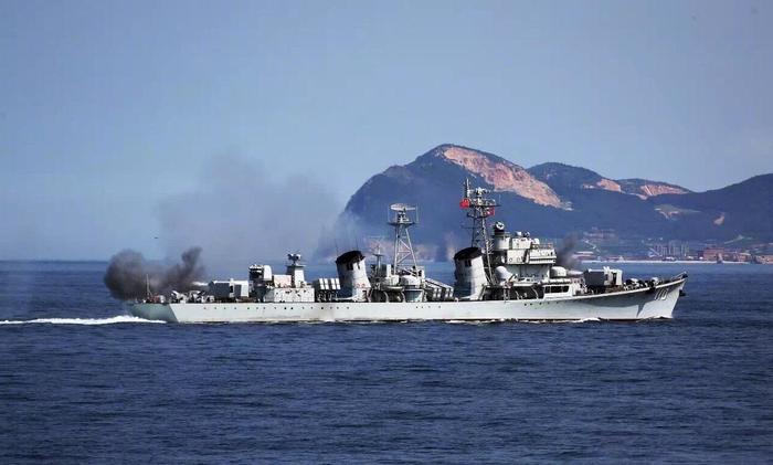中国海军战舰6门炮就能“万弹连发”，支援登岛战很给力！