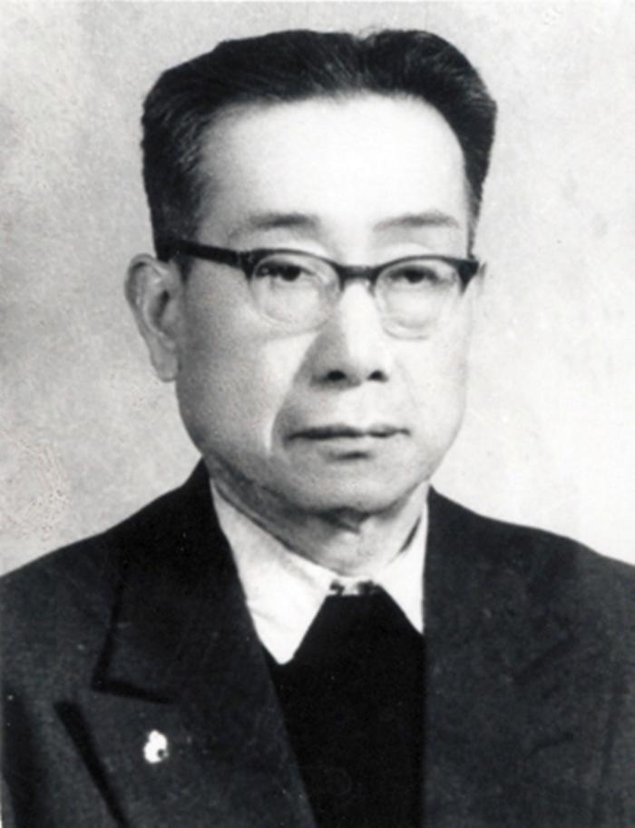 华罗庚1931年保送清华大学，初中学历的他用一篇论文改写人生