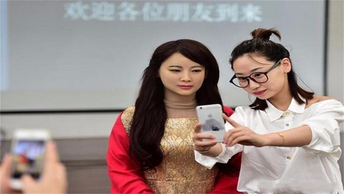 中国科学家造美女机器人，比日本技术还先进，和真人一样！