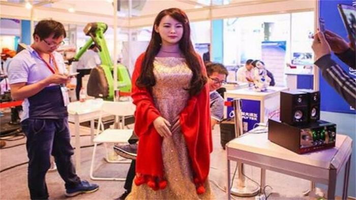 中国科学家造美女机器人，比日本技术还先进，和真人一样！