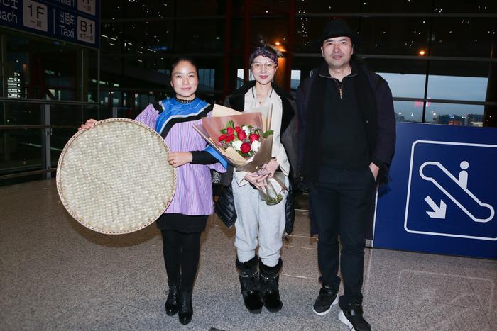阿朵着民族服饰现身北京机场 达沃斯首秀献民族音乐表演