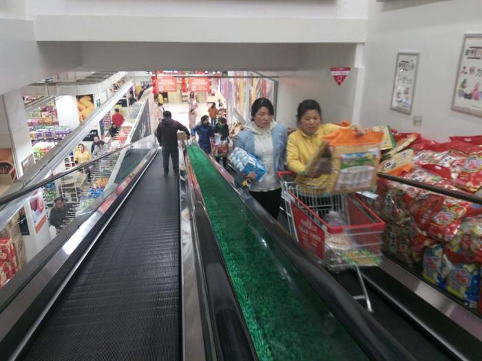 腊月二十一, 离过年又近了, 超市里人山人海, 纷纷在购置年货