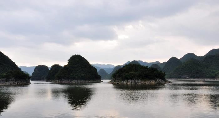 百花湖，这里湖水澄澈透明，风景秀丽，因此它有“小桂林”之称哦