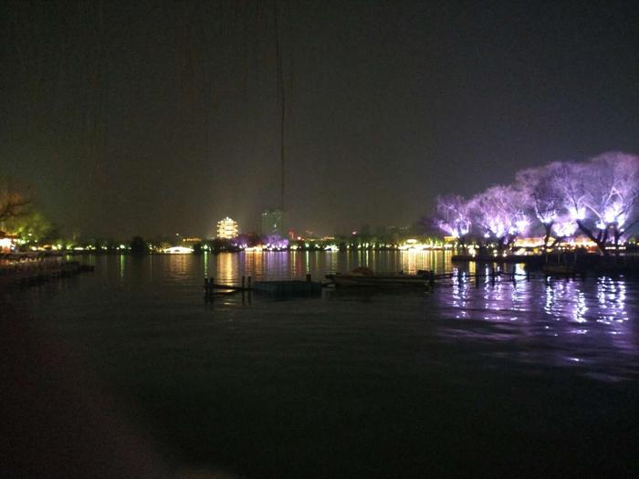 大明湖夜景美丽迷人，如梦似幻的灯光让大明湖畔既温暖又靓丽