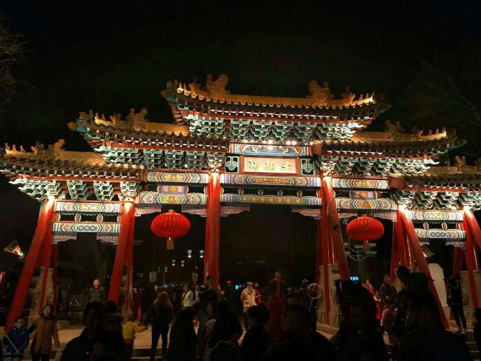 大明湖夜景美丽迷人，如梦似幻的灯光让大明湖畔既温暖又靓丽