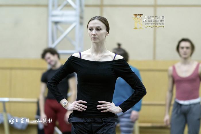 著名世界芭蕾巨星斯维兰特娜.扎哈洛娃(Z娃)在天桥剧场练功