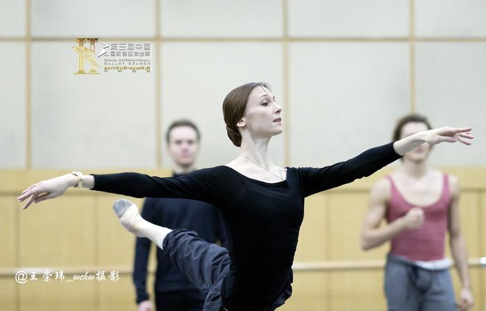 著名世界芭蕾巨星斯维兰特娜.扎哈洛娃(Z娃)在天桥剧场练功
