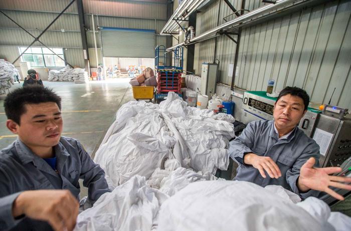 探访上海最大铁路卧具洗涤厂 日均洗涤床单被套等14万件重达35吨