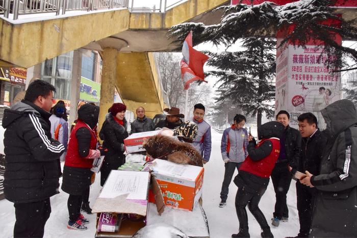 东北小伙徒步进藏途径义马310国道遇雪，小城义马暖心好客获赞！