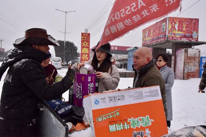 东北小伙徒步进藏途径义马310国道遇雪，小城义马暖心好客获赞！