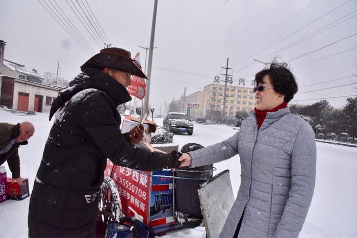 东北小伙徒步进藏途径义马310国道遇雪，小城义马暖心好客获赞！