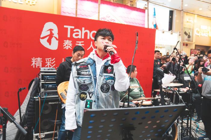 古巨基现身铜锣湾街头  将busking进行到底