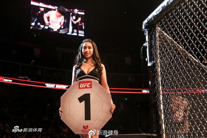 这个UFC中国举牌女郎有点不一样