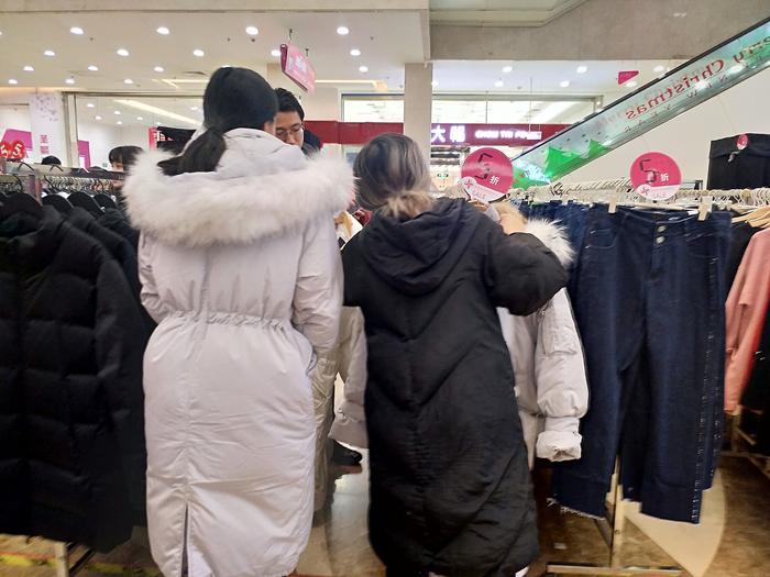 实拍：北京商场冬季特卖会，大衣3到6折顾客抢购，久违的“热闹”