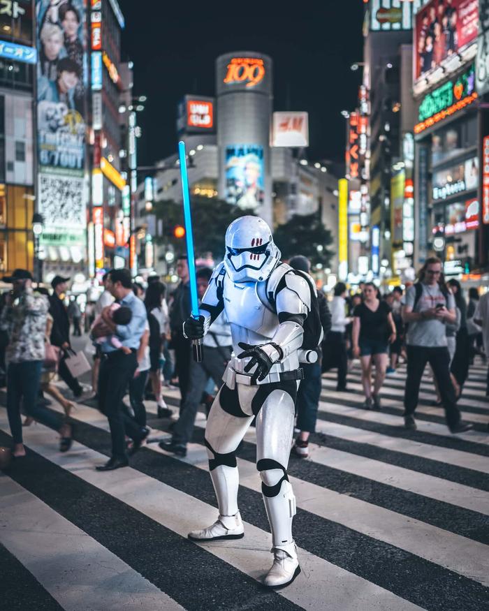 探访日本东京夜间生活：霓虹灯、后街酒吧、角色扮演