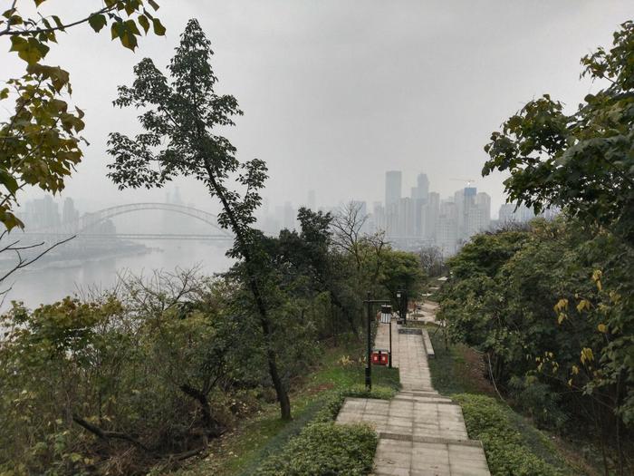 打望新建成的江北嘴塔山公园，繁华市区中的一块绿肺