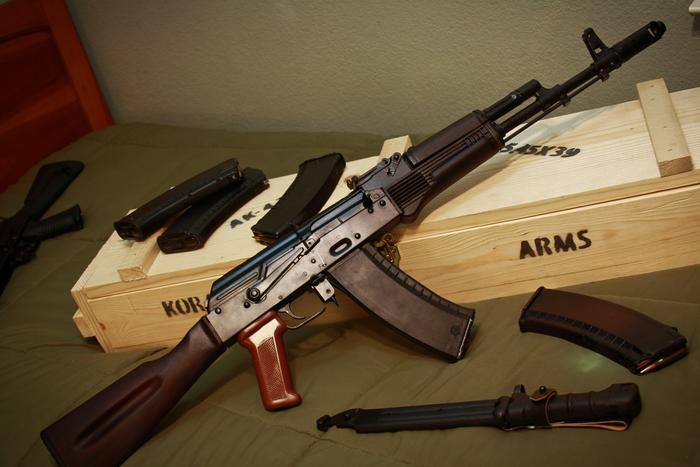 它的出现有效解决了AK-47突击步枪射击精度不高的缺陷