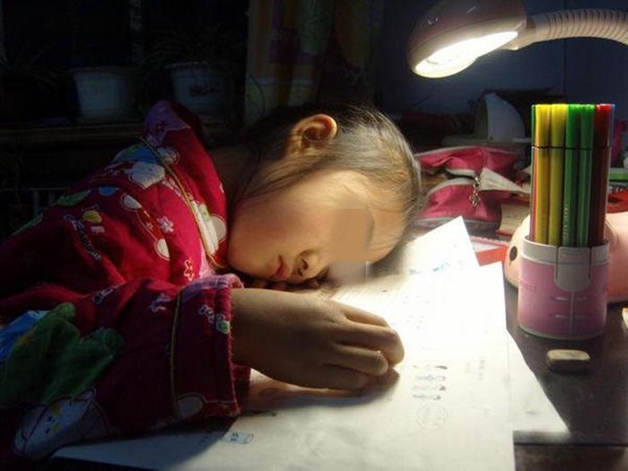 孩子累到写作业睡着，老师批评家长不配合，家长发照片大家都沉默
