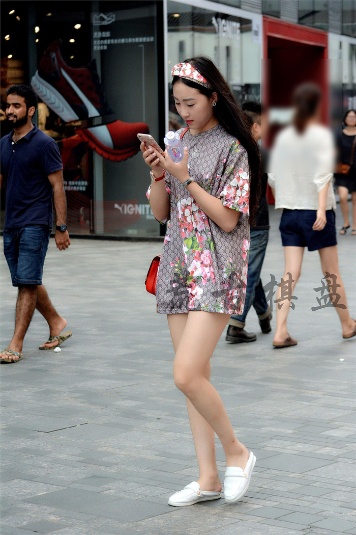 街拍：这么漂亮的姑娘，你穿的是T恤还是连衣裙？